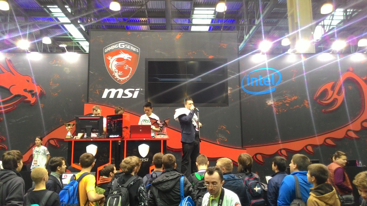 Игромир msi на руку. Директор компании хайпер пк. Msi лого. Директор hyperpc. Msi логотип.